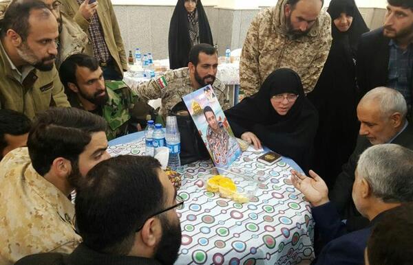 عکس حاج قاسم سلیمانی با فرزندان شهدا