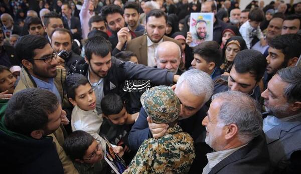 عکس حاج قاسم سلیمانی با فرزندان شهدا