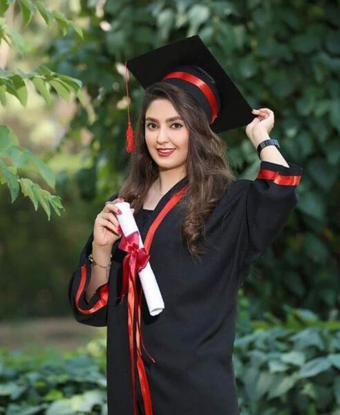 ژست عکس فارغ التحصیلی دخترانه