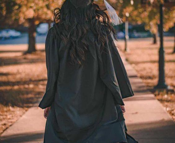 ژست عکس فارغ التحصیلی دخترانه