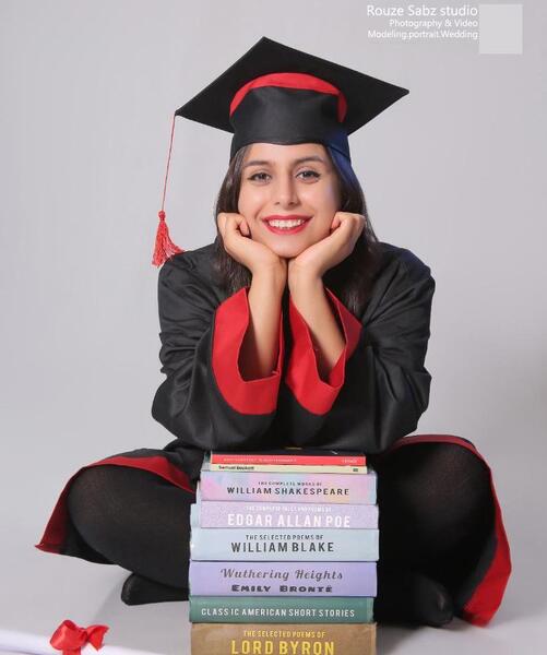 ژست عکس فارغ التحصیلی دخترانه