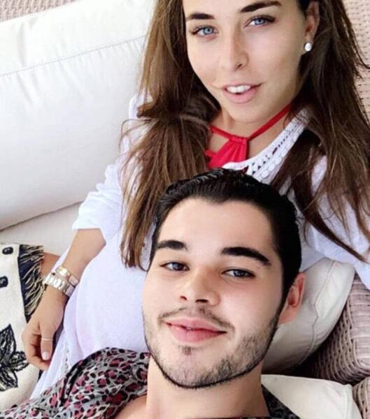 ژست عکس سلفی تک نفره دخترانه