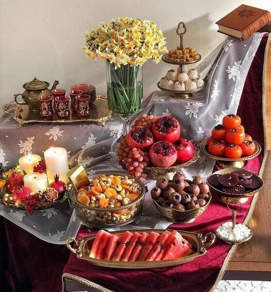 عکس ایده های تزیین میز یلدا