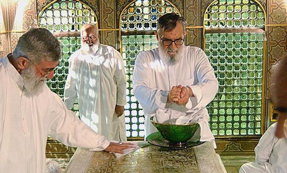 عکس غبارروبی حرم امام رضا