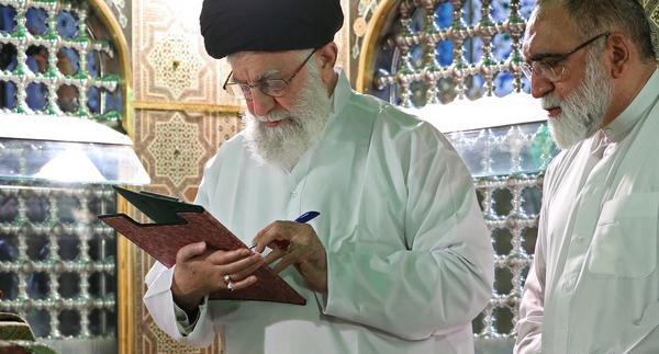 عکس غبارروبی حرم امام رضا