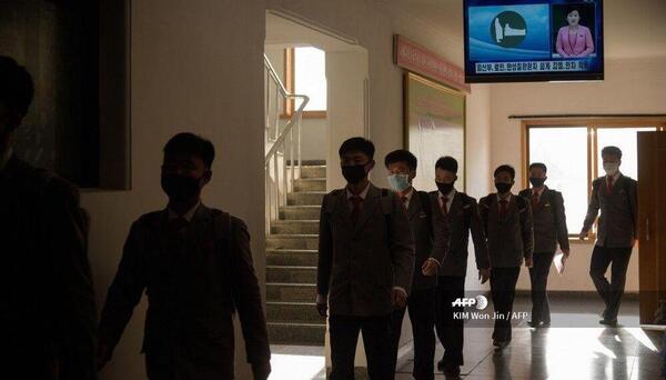 عکس پسر جلوی آینه برای پروفایل