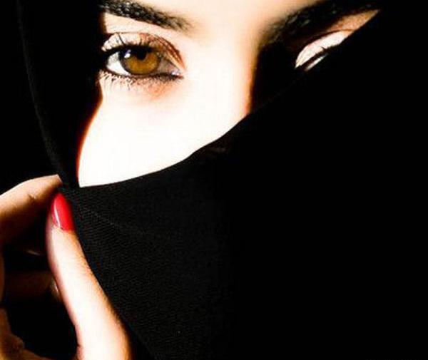 عکس دختر غمگین در شب فانتزی