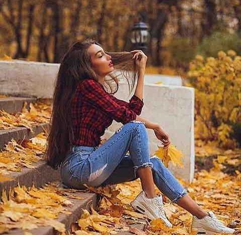 عکس دختر غمگین در شب فانتزی
