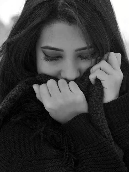 عکس دختر غمگین در شب فانتزی