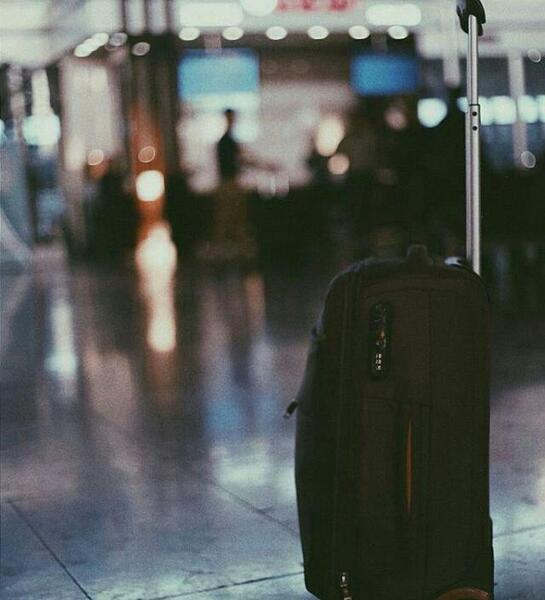 عکس چمدان در دست