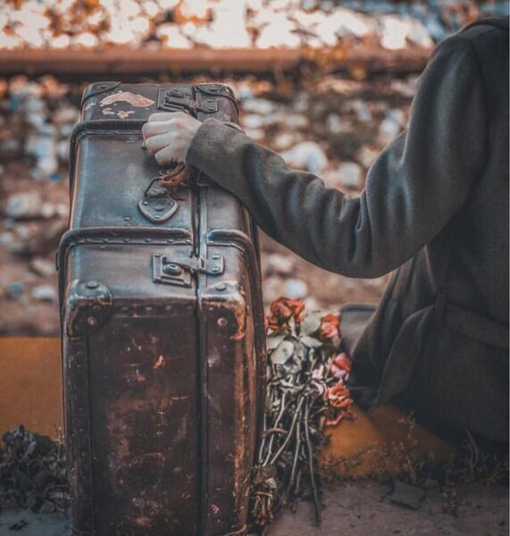 عکس چمدان در دست