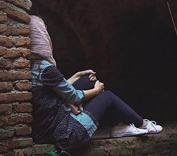 عکس دختر تنها غمگین برای پروفایل