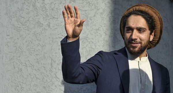 عکس احمد مسعود با پرچم افغانستان