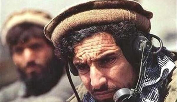عکس احمد مسعود با پرچم افغانستان