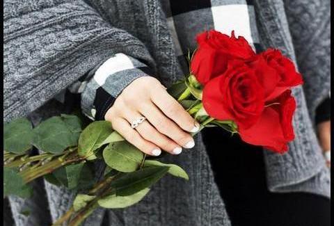 عکس گل نرگس در دست دختر برای پروفایل