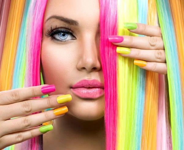 عکس دختر با موهای رنگی