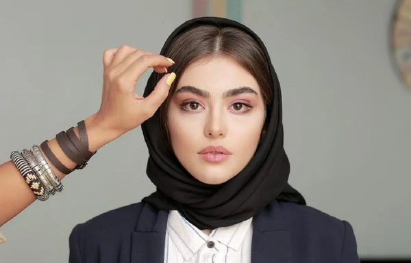 عکس ریحانه پارسا و پویان مختاری در استخر