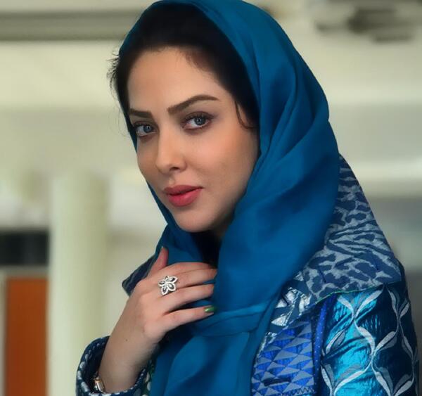 عکس لیلا اوتادی با ماشینش