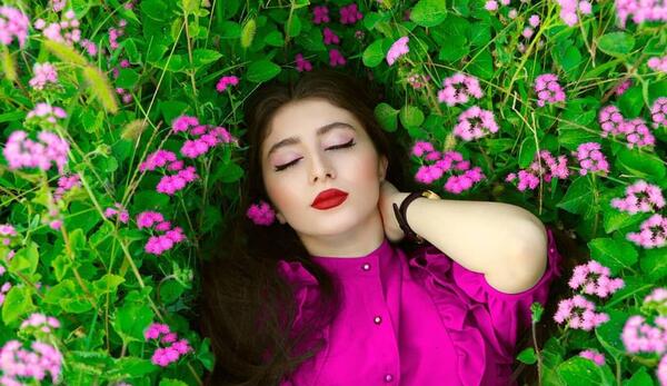 ژست عکس دخترانه در طبیعت بهار