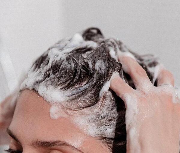 ژست عکس دخترانه در طبیعت بهار