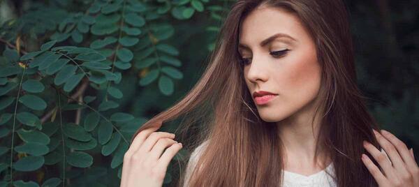 ژست عکس دخترانه در طبیعت بهار