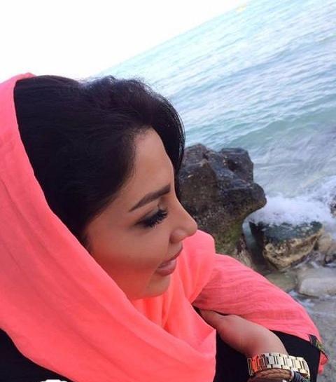 عکس زن کنار دریا
