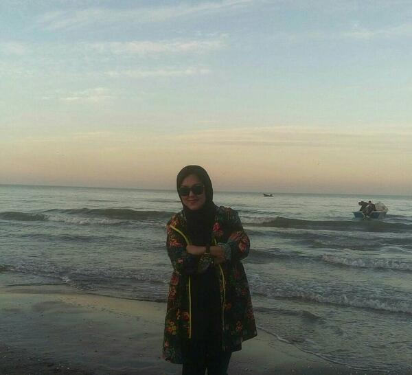 عکس زن کنار دریا