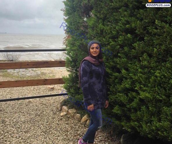 عکس زن کنار دریا