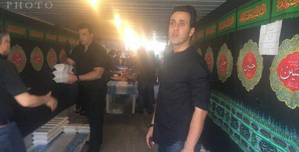 عکس علی کریمی هنگام نذری دادن