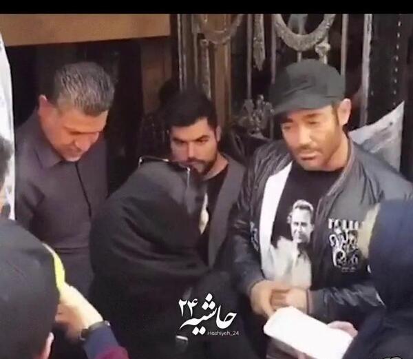 عکس علی کریمی هنگام نذری دادن