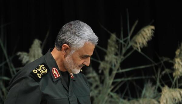 عکس تمام قد حاج قاسم سلیمانی
