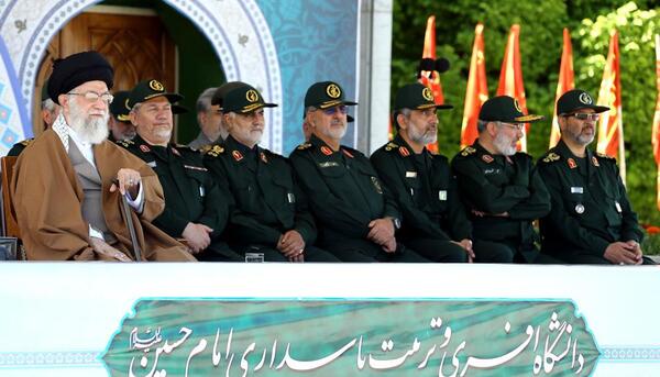 عکس تمام قد حاج قاسم سلیمانی
