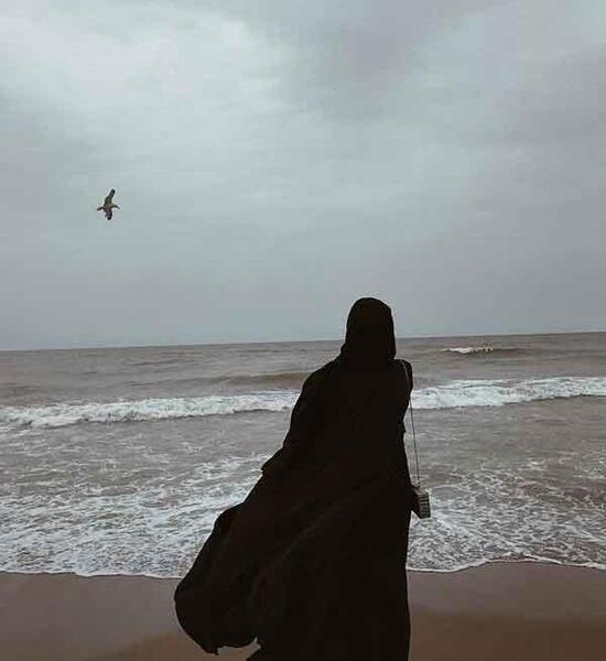 عکس دختر غمگین کنار دریا برای پروفایل