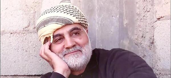 عکس حاج قاسم با چفیه