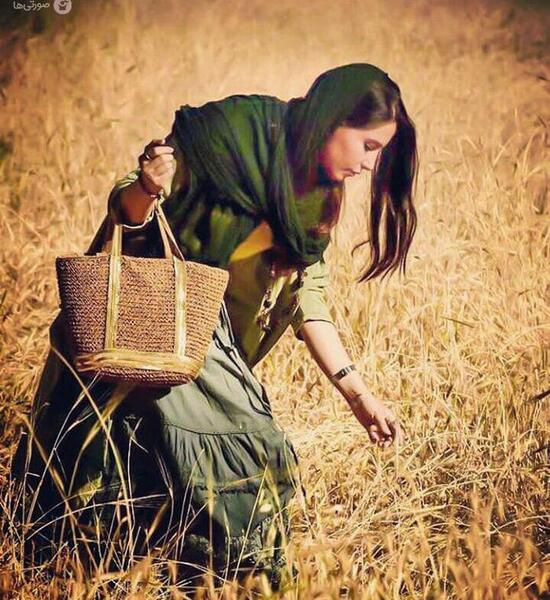 ژست عکس دختر در طبیعت