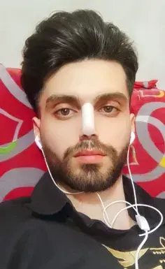 عکس جلو اینه پسر