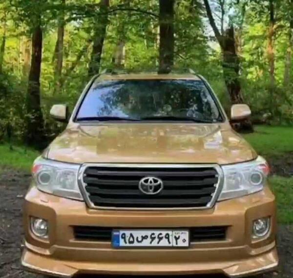 عکس تویوتا لندکروز برای تصویر زمینه