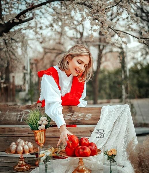 عکس تظاهر به خوشبختی