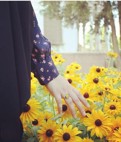 عکس تظاهر به خوشبختی