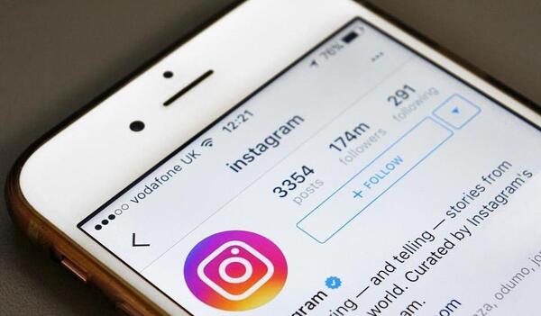 عکس تظاهر به خوشبختی