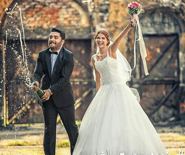 عکس تظاهر به خوشبختی