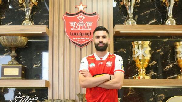عکس سام درخشانی با لباس پرسپولیس