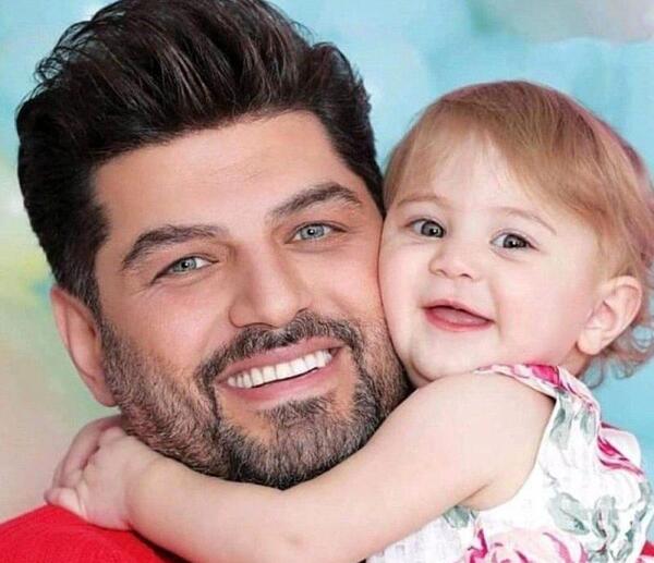 عکس سام درخشانی با لباس پرسپولیس