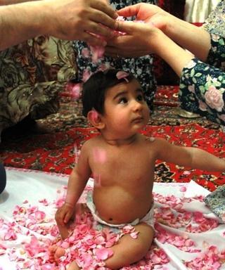 عکس مراسم گل غلتان نوزادان