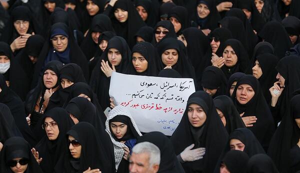 عکس دختر چادری با پرچم ایران