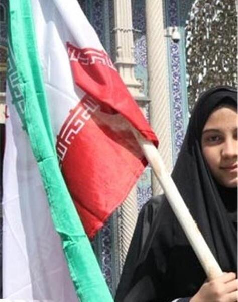 عکس دختر چادری با پرچم ایران