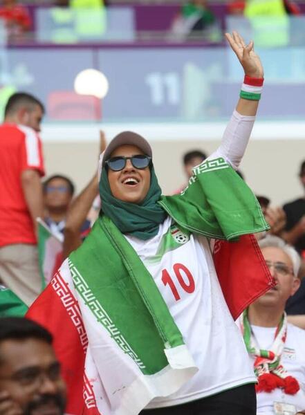 عکس دختر چادری با پرچم ایران
