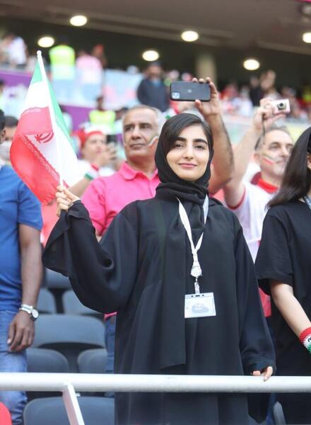 عکس دختر چادری با پرچم ایران