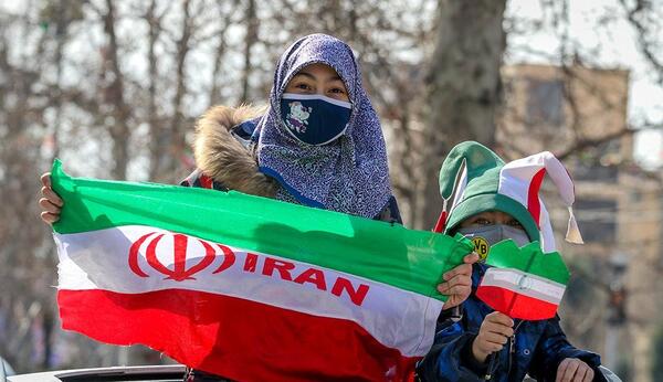 عکس دختر چادری با پرچم ایران