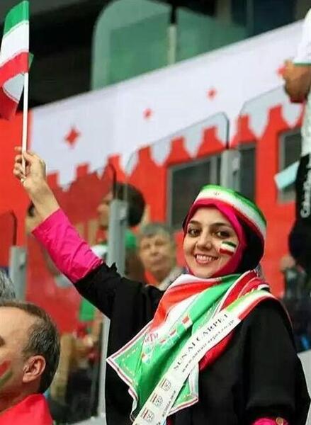 عکس دختر چادری با پرچم ایران
